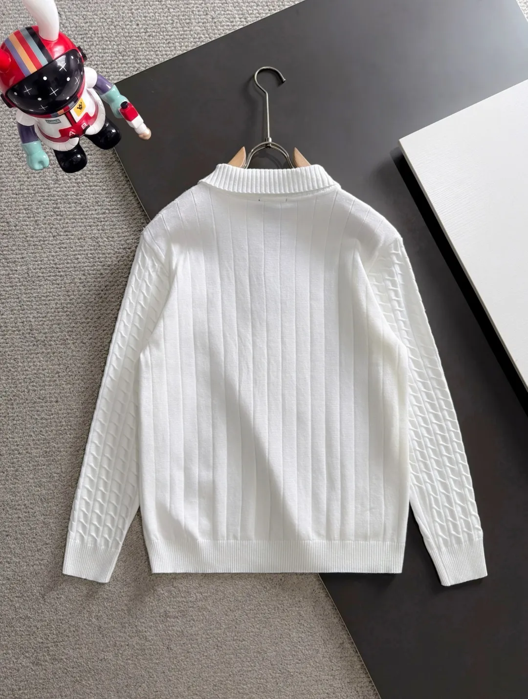 Next day shipping LP high quality 2026 autumn and winter latest sweaters from the official website, on sale at the counter simultaneously Hot Sale! Specially made of wool blended fabric. It feels comfortable and can be directly in contact with the skin. The logo badge is exquisitely embroidered, which is extremely eye-catching! The details highlight the fashionable charm of big brands. Exquisite workmanship. Three-dimensional cutting style. The wearing effect is invincible and handsome! All three standards are complete! Sizes:M-3XL
